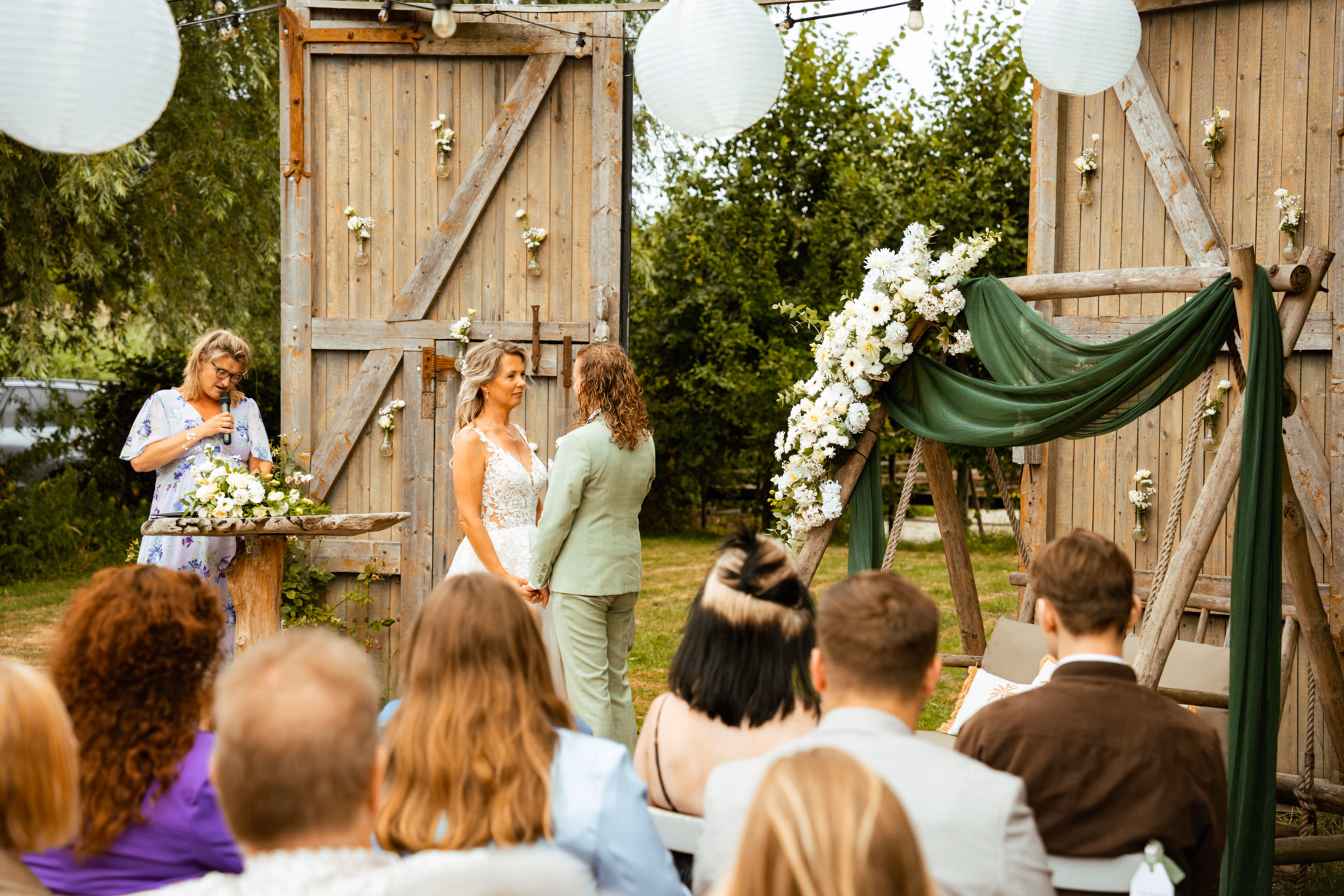 Bruidspaar voor een klassieke trouwlocatie